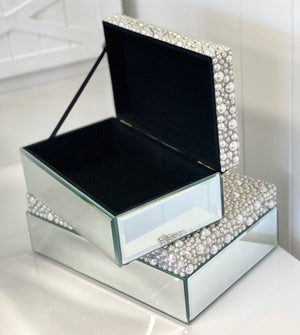
            
                Load image into Gallery viewer, Pearl Cluster Mirror Jewel Box Small 21x13 (98c)
            
        